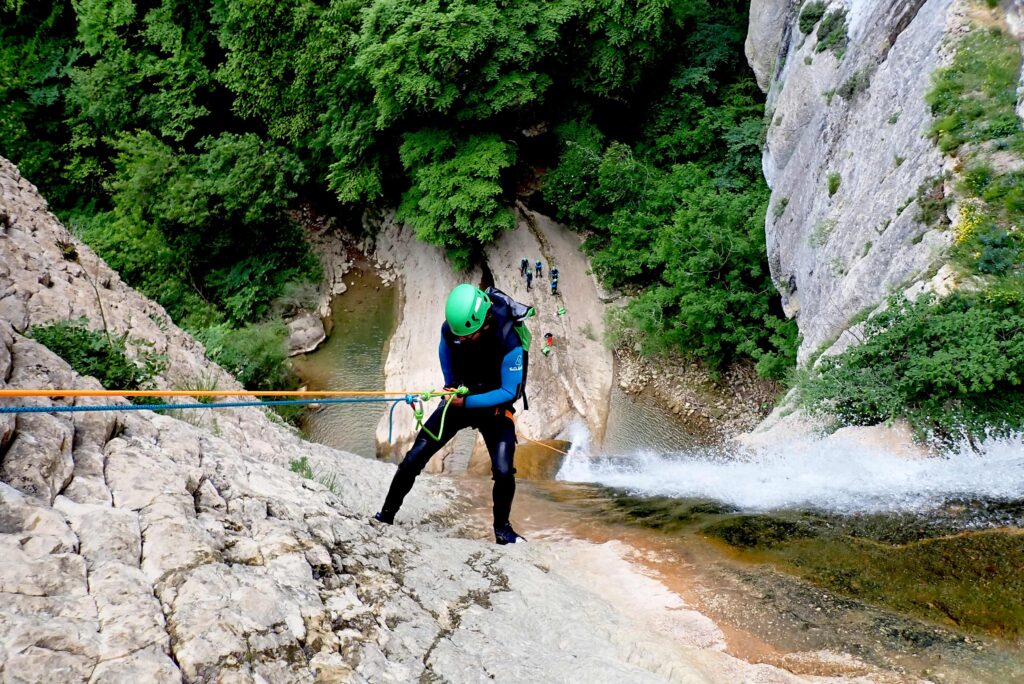 Descenso de barrancos en Navarra, última cascada de Artazul, manantial de Arteta